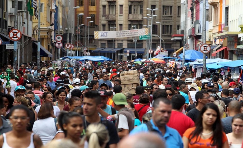 Ir para  <p>O Brasil tem 206,08 milh&otilde;es de habitantes, segundo dados divulgados nesta ter&ccedil;a pelo Instituto Brasileiro de Geografia e Estat&iacute;stica (IBGE). Estimativas publicadas no Di&aacute;rio Oficial da...